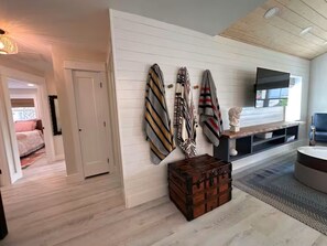 Room - Poolside Paradise: Relax and explore the coast! (Jensen Beach)