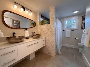 Towels, soap, shampoo, toilet paper - Poolside Paradise: Relax and explore the coast! (Jensen Beach)