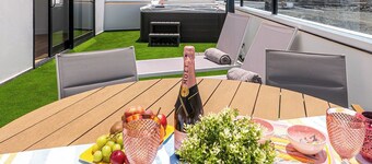 Modern apartment with jacuzzi and sea view