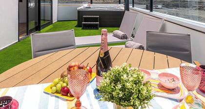 Modern apartment with jacuzzi and sea view