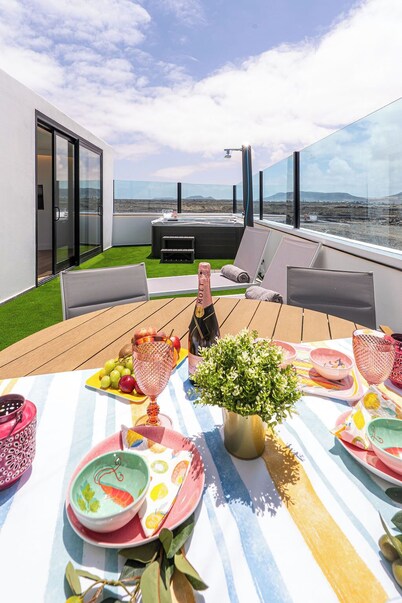 Modern apartment with jacuzzi and sea view