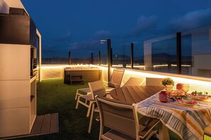 Outdoor dining - Modern apartment with jacuzzi and sea view (Los Lagos)