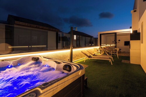 Modern apartment with jacuzzi and sea view