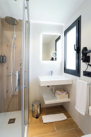 Shower, hair dryer, towels, soap - Modern apartment with jacuzzi and sea view (Los Lagos)