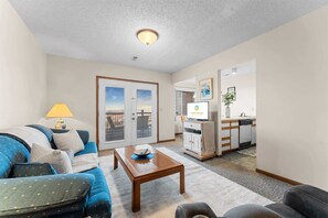 TV, offices - Little Treehouse on the Lake (Branson)