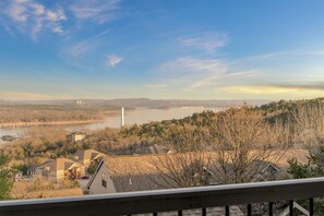 Property grounds - Little Treehouse on the Lake (Branson)