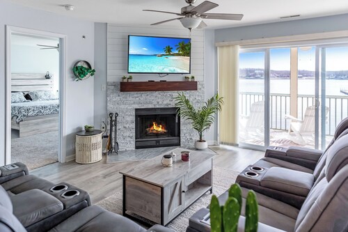 Lake side two bedroom condo in Lake of the Ozarks!