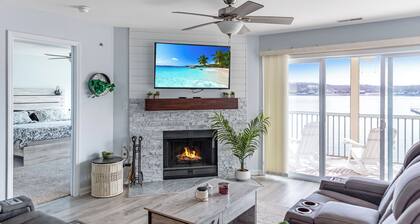 Lake side two bedroom condo in Lake of the Ozarks!