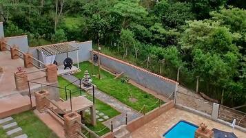 Un área de piscina en la azotea con vistas a un promontorio boscoso.