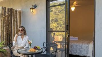 Romantic Suite | Outdoor dining