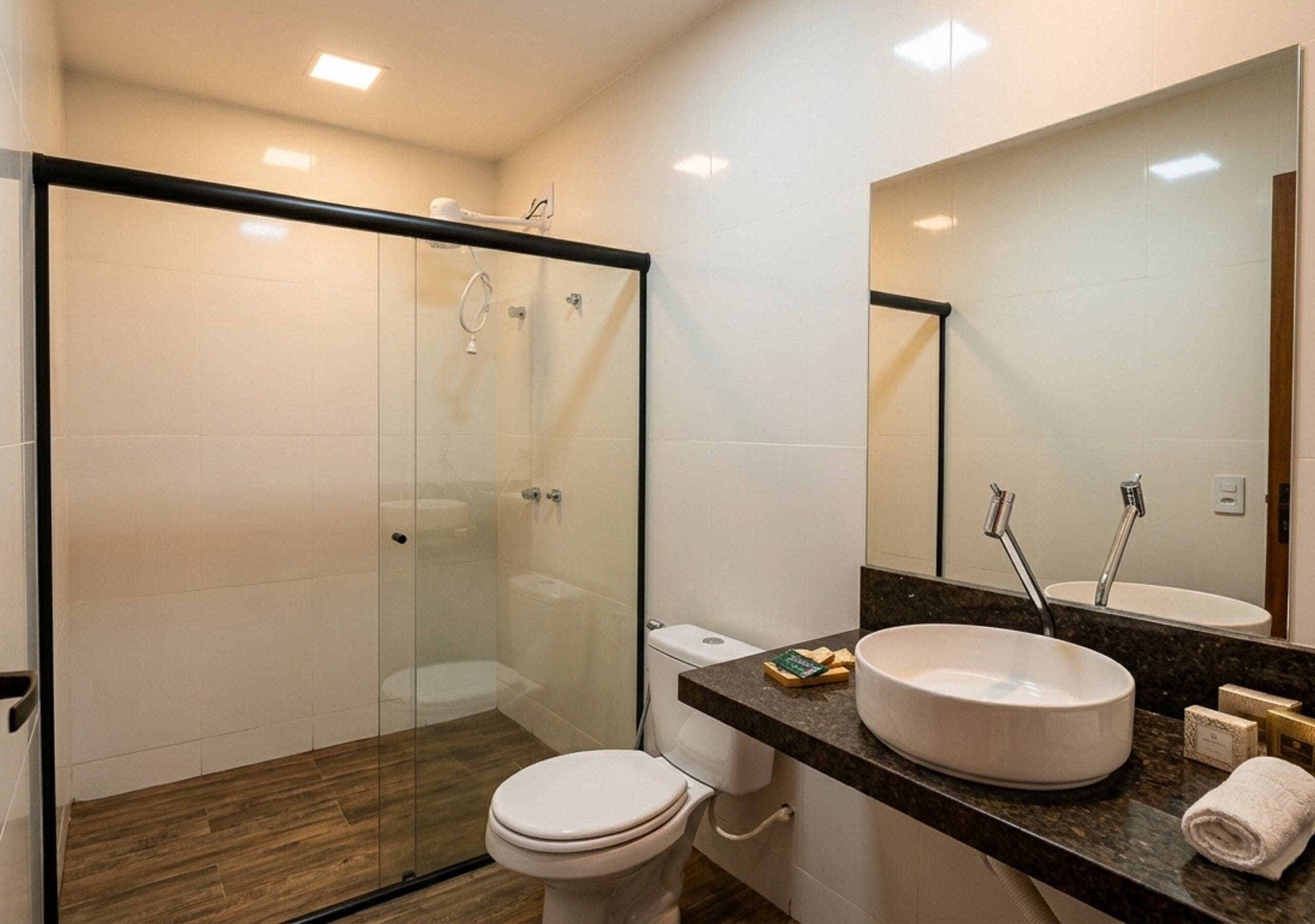 Suite | Bathroom | Shower, free toiletries, hair dryer, towels