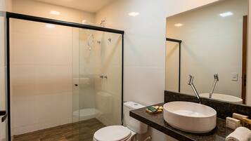 Suite | Bathroom | Shower, free toiletries, hair dryer, towels