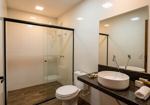 Suite | Bathroom | Shower, free toiletries, hair dryer, towels - Casa da Mata (São Lourenço)
