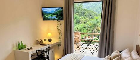 Espacio para trabajar con laptop y wifi gratis