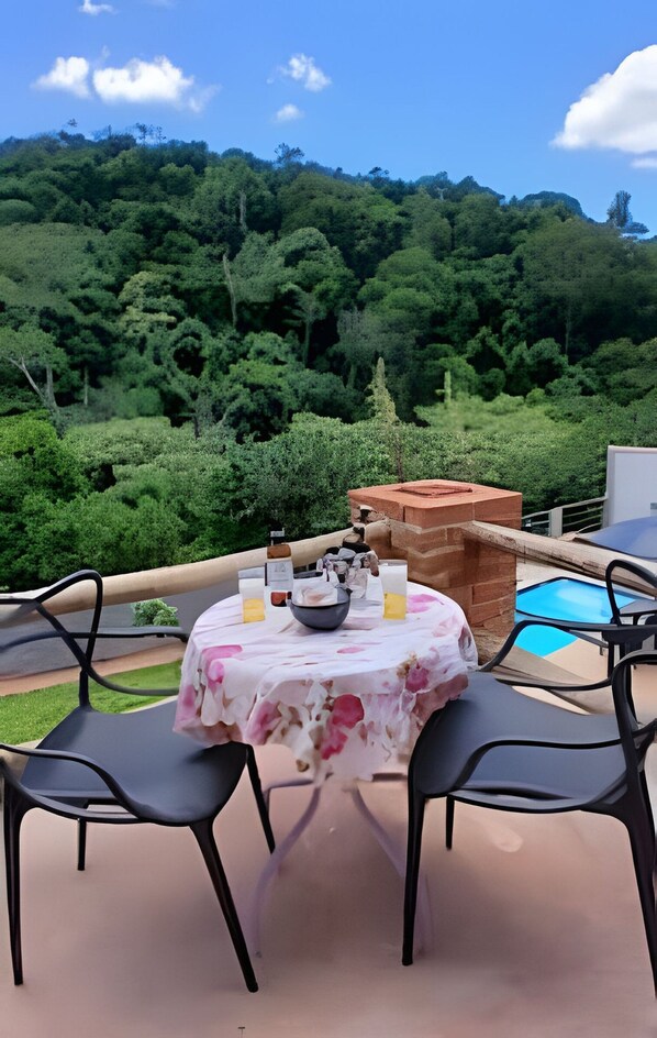 Suite | Tempat makan outdoor