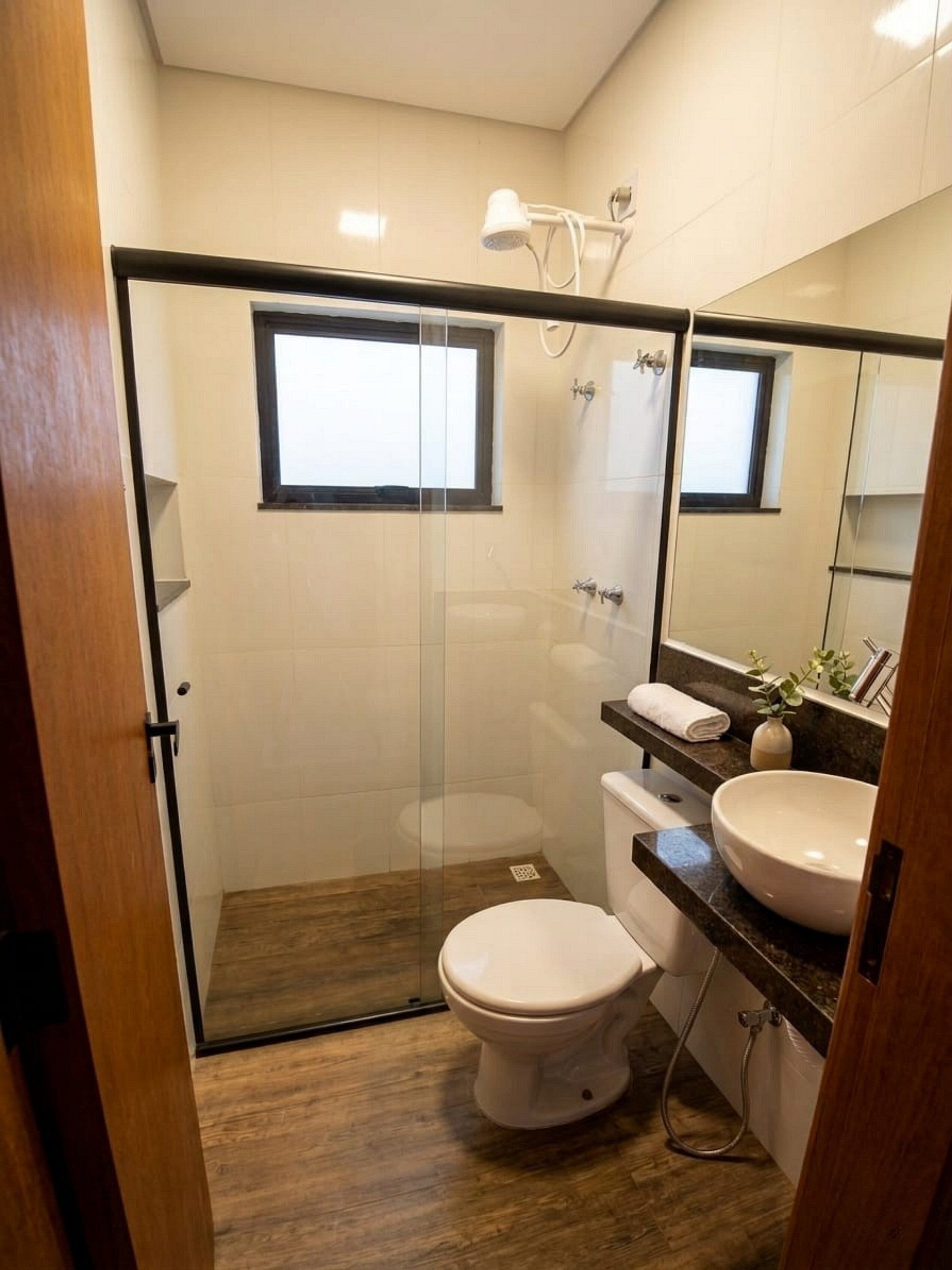 Business Suite | Bathroom | Shower, free toiletries, hair dryer (on request), towels