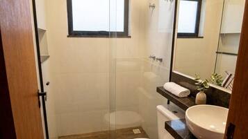 Business Suite | Bathroom | Shower, free toiletries, hair dryer (on request), towels