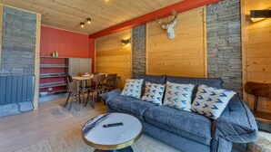 Una sala acogedora con sofá, mesa de centro y comedor.