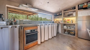 Een moderne keuken met een inbouwoven, fornuis en koelkast.