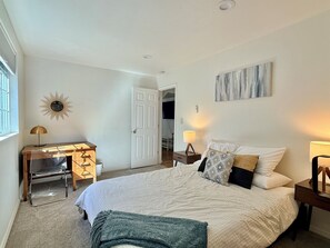 Room - NEW! Peaceful Bungalow • Train to World Cup Matches • Yard (Seattle)