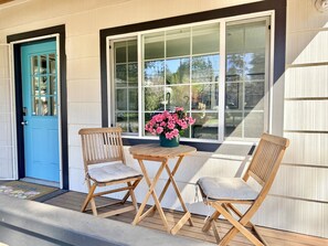 Outdoor dining - NEW! Peaceful Bungalow • Close to Lightrail • Yard (Seattle)
