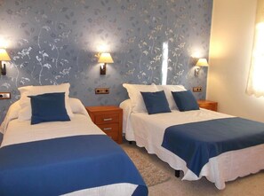3 Schlafzimmer, Bügeleisen/Bügelbrett, Bettwäsche