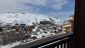 A snowy mountain village with buildings and a clear sky. - 300m from ski slopes, 5th floor, parking, tv, ski locker, 23m², Les 2 Alpes (Les Deux Alpes)