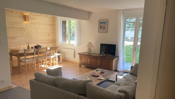 A living room with a sofa, a coffee table, a TV, and a dining area with chairs and a table. - 100m from ski slopes, Ground floor, tv, 80m², Pra Loup (Pra Loup)