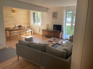 A living room with a sofa, a coffee table, a TV, and a dining area with chairs and a table. - 100m from ski slopes, Ground floor, tv, 80m², Pra Loup (Pra Loup)