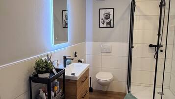 Dusche, Haartrockner, Handtücher, Seife