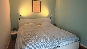 1 soverom, safe på rommet, strykejern/-brett og reiseseng for barn
