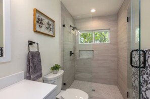 Secadora de cabello, toallas, jabón, shampoo 