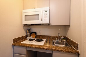 Refrigerador, horno, placa de cocina, utensilios de cocina