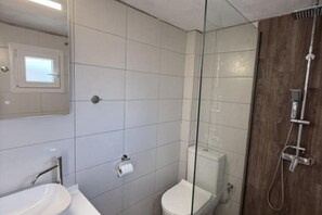 Een douche, een haardroger, handdoeken, zeep
