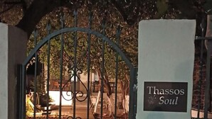 Ein verschlossenes Tor mit einem Schild, auf dem 'Thassos Soul' steht.