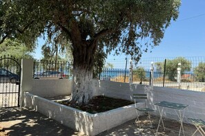 Outdoor dining - Thassos Soul.House with yard 50 meters from the sea (PG2H+FH Skala Kallirachis)