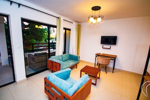 Habitación cuádruple, vistas parciales al mar | Zona de estar