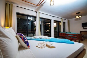 Habitación cuádruple, vistas parciales al mar | Caja fuerte, cortinas opacas, wifi gratis