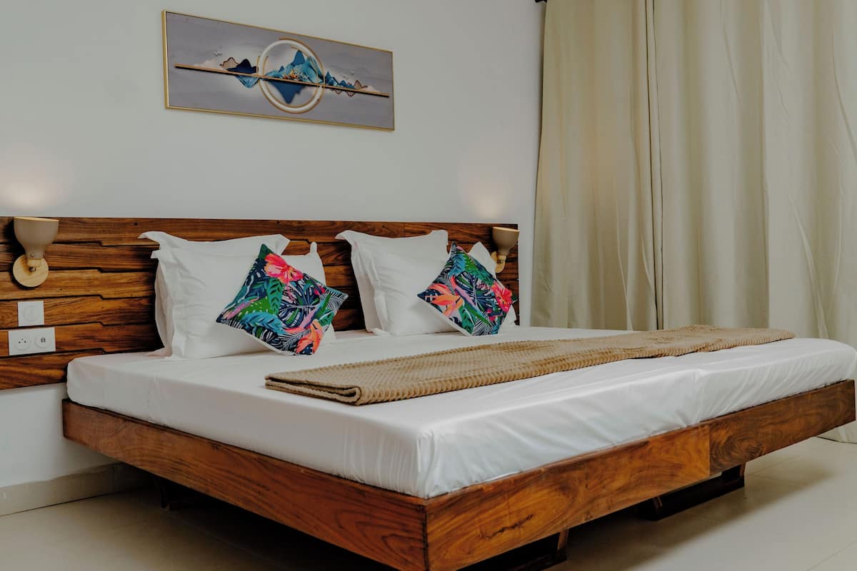 Kamar Double atau Twin, pemandangan laut terbatas | Brankas, tirai kedap cahaya, dan Wi-Fi gratis