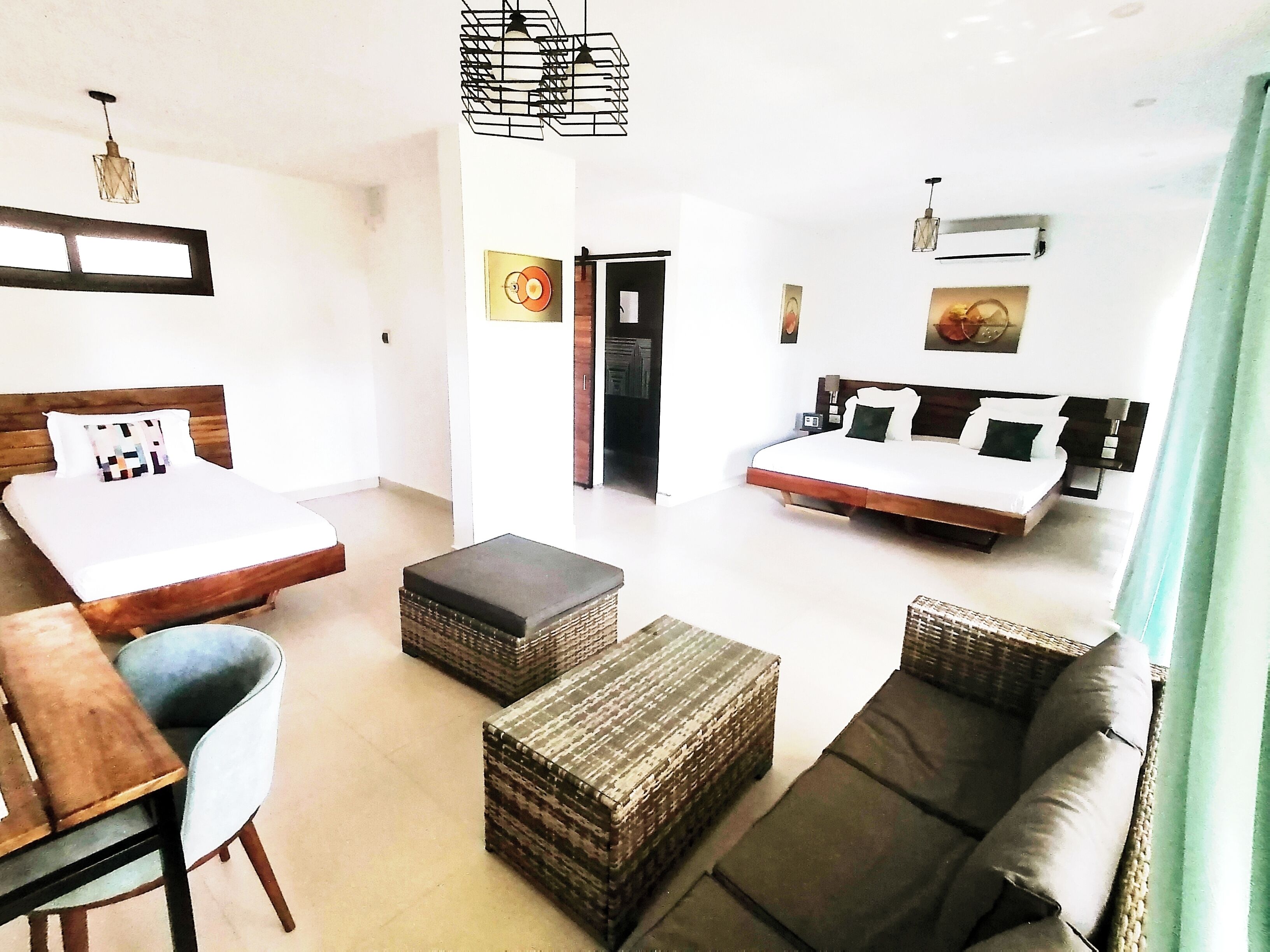 Chambre Quadruple, vue partielle sur la mer