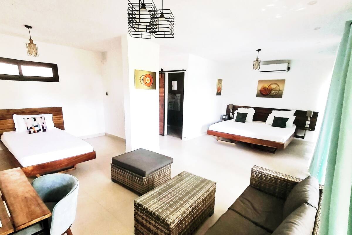 Kamar Quadruple, pemandangan laut terbatas | Brankas, tirai kedap cahaya, dan Wi-Fi gratis