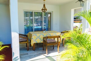 Villa, vista al jardín | Terraza o patio