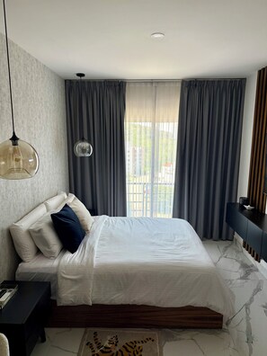 2 bedrooms, WiFi, bed sheets - Luxury apartment with swimming pool in the city with spectacular view to the forest. (45130)