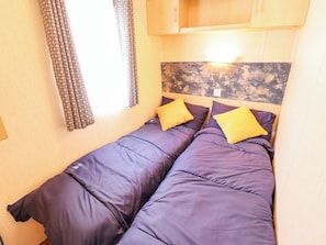 2 Schlafzimmer, individuell dekoriert, individuell eingerichtet