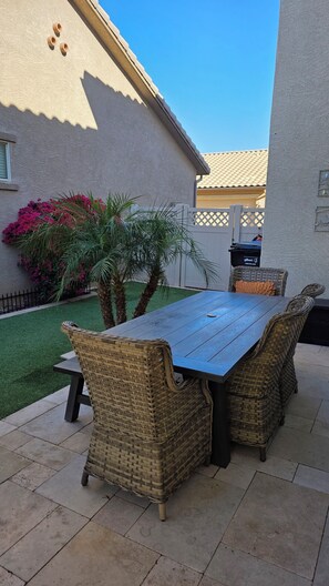 Outdoor dining - 3-bedroom house in terrific Gilbert with cool AC for relaxing stay (Gilbert)