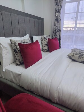 Tabla de planchar con plancha, wifi y ropa de cama 