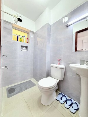 Shower, towels, soap, toilet paper - Charming apartment in peaceful Nairobi perfect for your city stay (Nairobi)