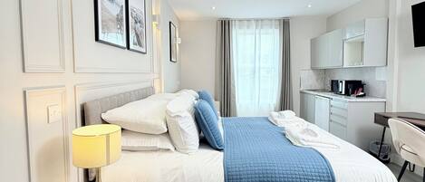Tabla de planchar con plancha, wifi gratis y ropa de cama