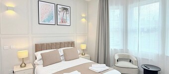Bright Boutique Studio Near seafront with parking