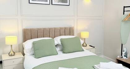 Stylish Studio Retreat by the beach with parking